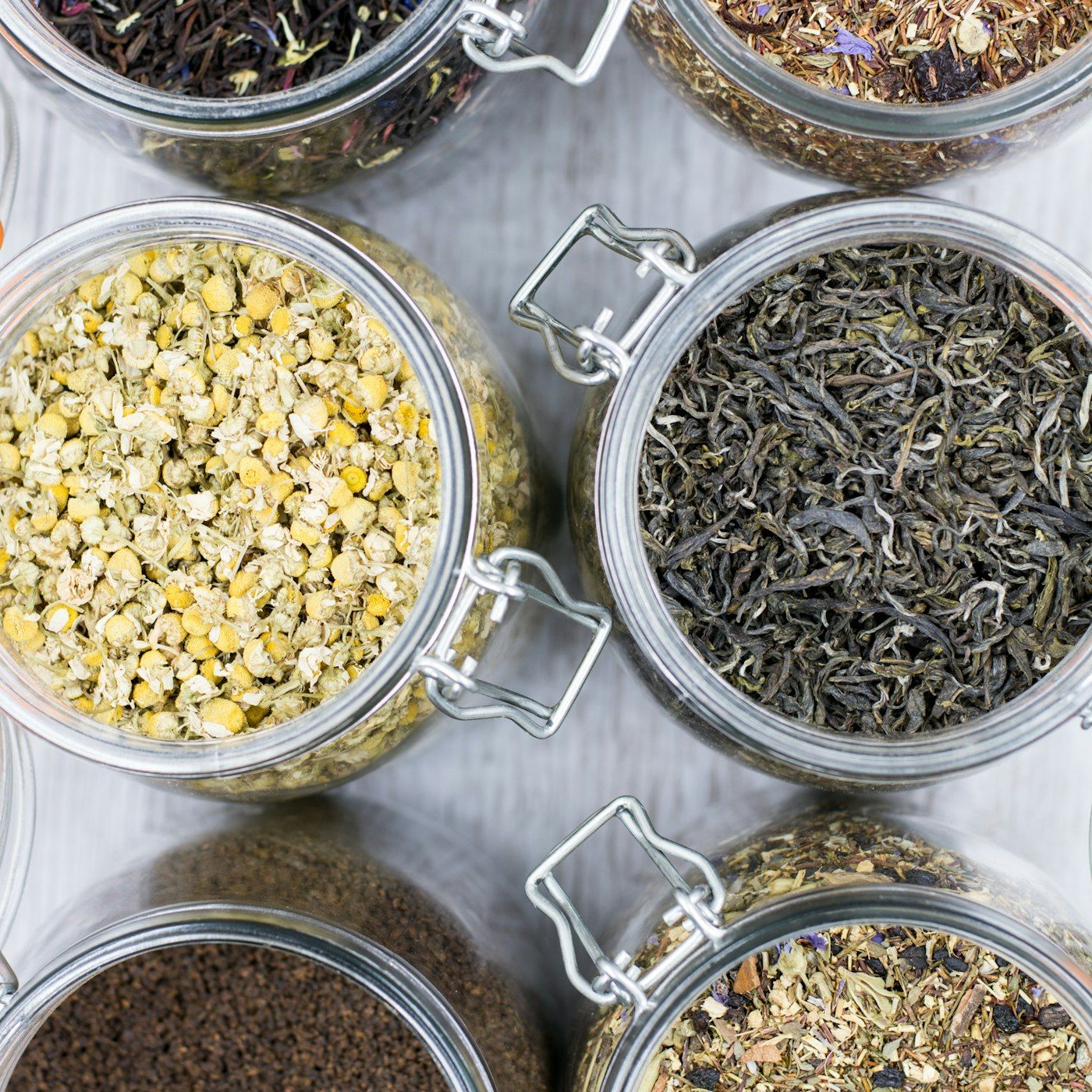 Bocaux de plantes séchées